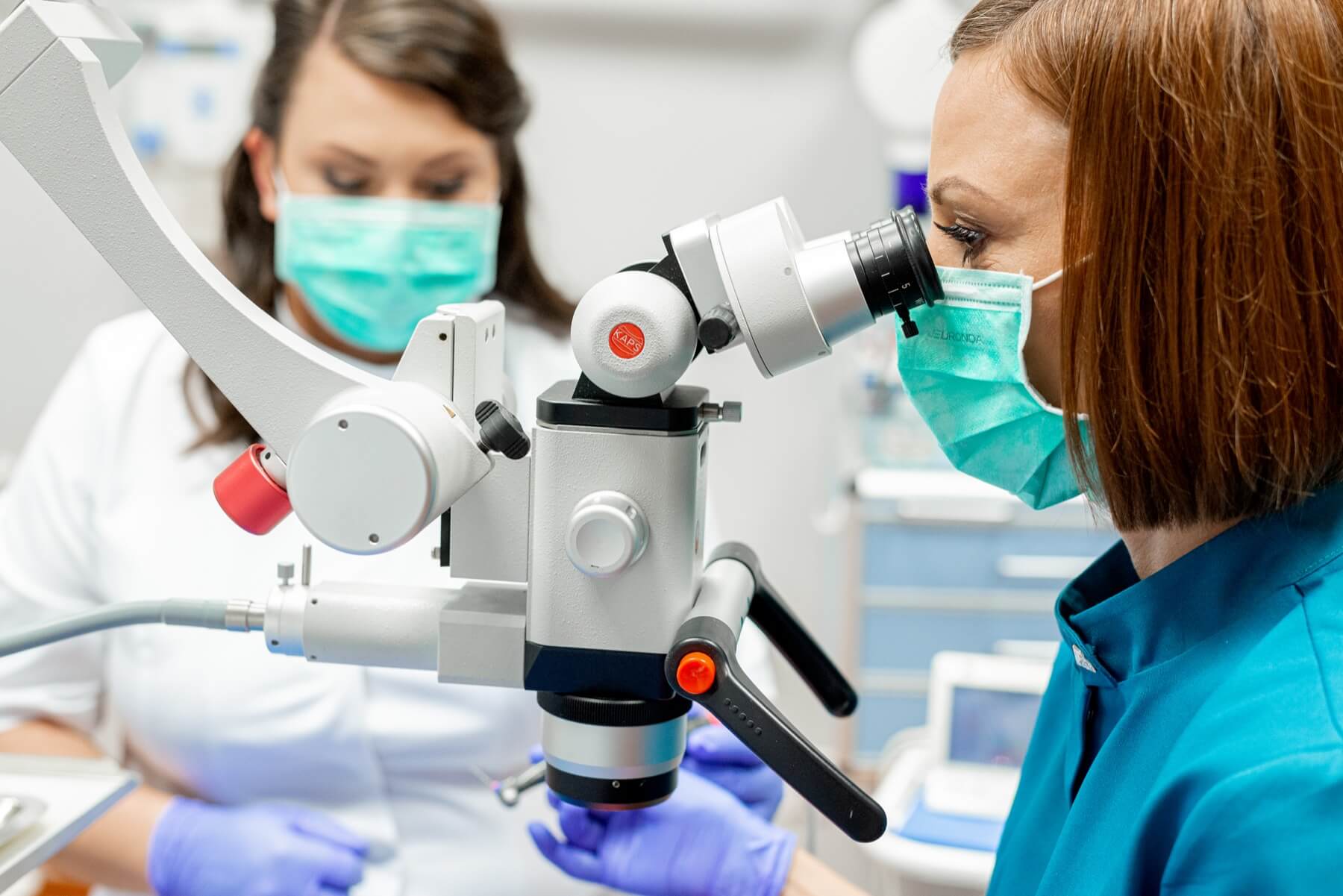 Zabieg endodontyczny pod mikroskopem w Prestige Opole