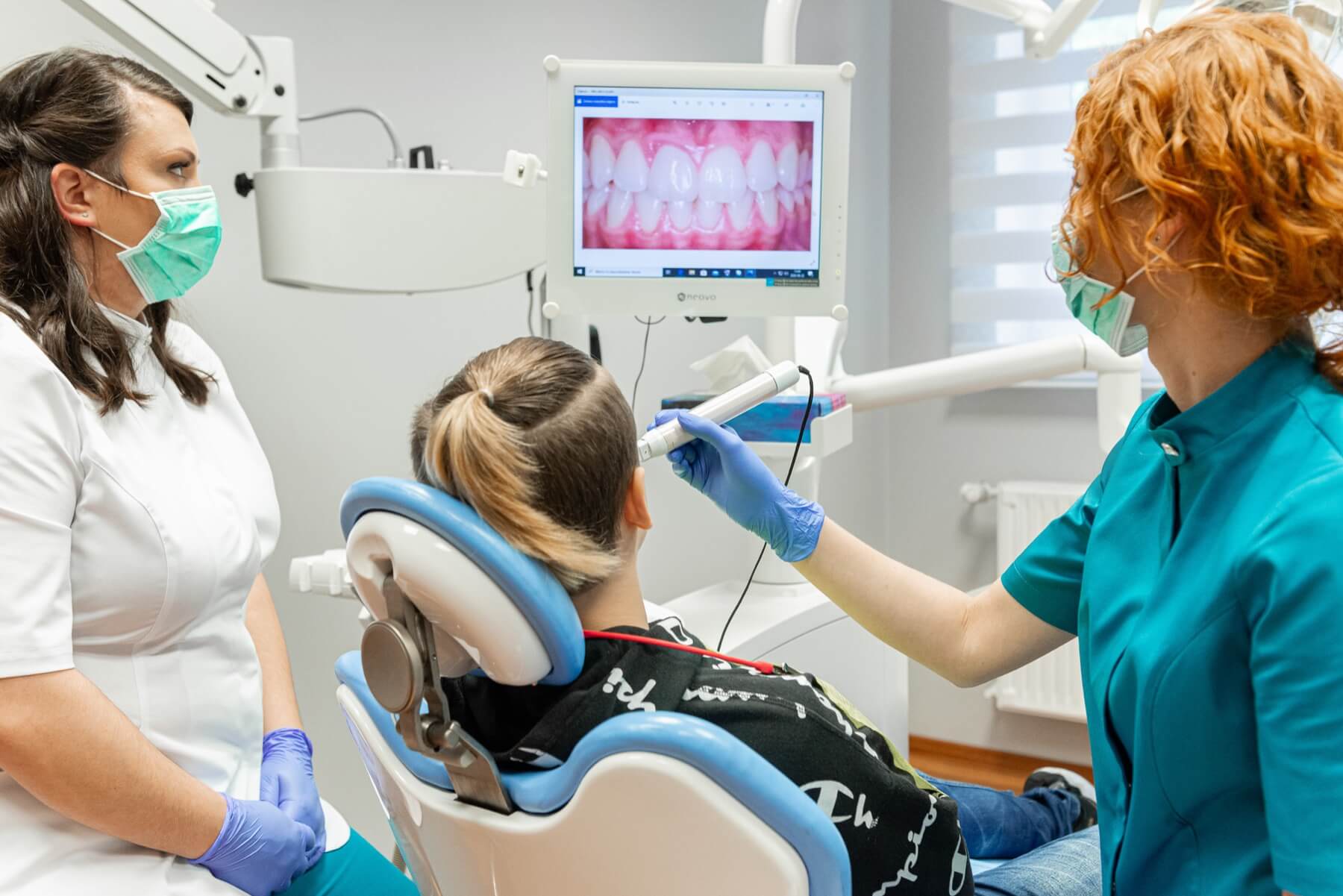 Dentystka wykonująca zdjęcie zębów przed procesem leczenia stomatologicznego